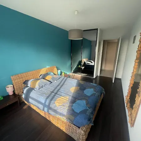 Large 2-room Bright Sea View Near Airport Apartamento