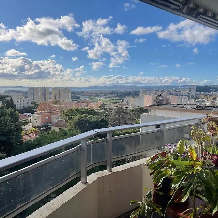 Large 2-room Bright Sea View Near Airport Apartamento