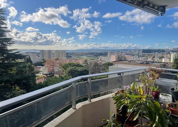 Large 2-room Bright Sea View Near Airport شقة